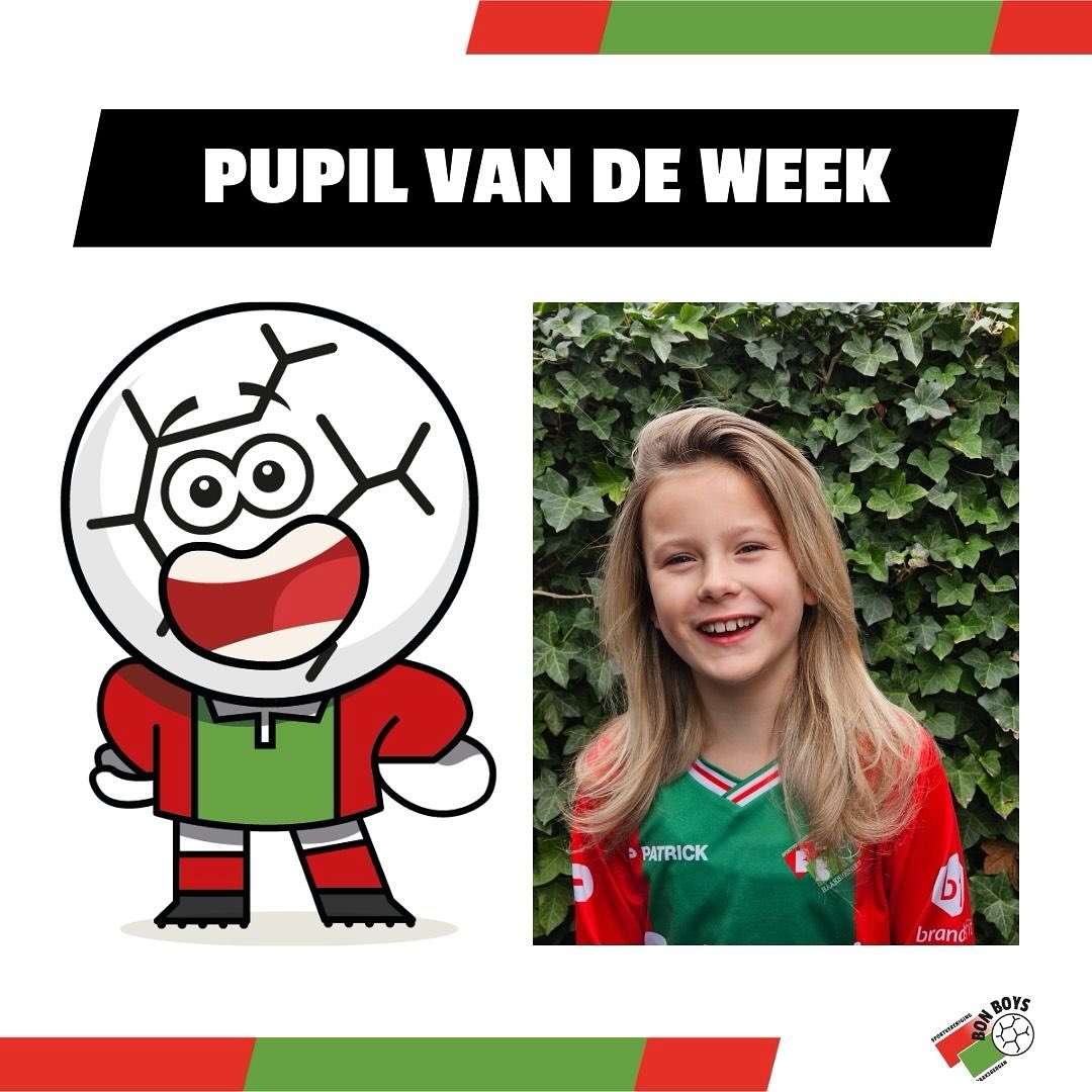 Bij de wedstrijd Bon Boys Vrouwen 1 – SVO Deventer ’21 Vrouwen 2 komende zaterdag zetten we met plezier onze Pupil van de Week, Benthe Vossebeld, in het zonnetje. Benthe is 8 jaar en speelt als spits in Bon Boys JO9-1, waar ze met veel enthousiasme en inzet haar team vertegenwoordigt.
Benthe is een echte voetballiefhebber. Haar favoriete club in Nederland is FC Twente, met Jill Roord als grote voorbeeld. Binnen Bon Boys kijkt ze het meest op tegen Xilianne Baan van Vrouwen 1 — een mooi voorbeeld voor haar eigen ontwikkeling als speelster.
Naast het voetballen zit Benthe in groep 6 van de Bonifatiusschool. Gym is haar favoriete vak, wat goed past bij haar actieve karakter. In haar vrije tijd kijkt ze graag films, leest ze Bob Popcorn en heeft ze een bijzondere voorkeur voor de capibara, haar lievelingsdier.
Benthe vindt het “heel leuk, maar wel een beetje spannend” om Pupil van de Week te zijn. Wij zijn ervan overtuigd dat ze zaterdag met veel plezier zal deelnemen aan het programma rondom de wedstrijd en dat het een mooie ervaring voor haar wordt.
Wij wensen Benthe een fijne, sportieve dag toe bij Bon Boys Vrouwen 1!