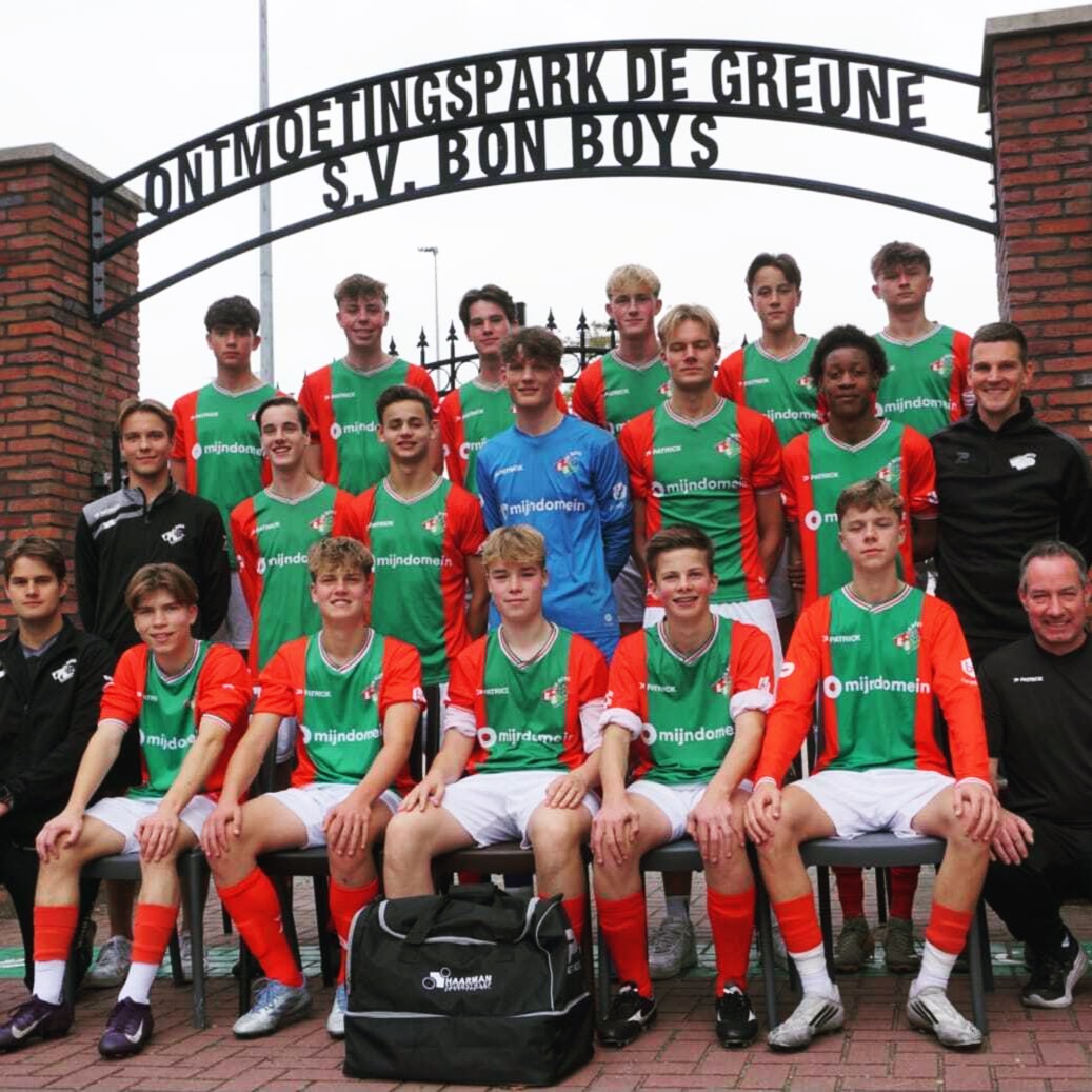 Bon Boys 17-1 flikt het in blessuretijd❤️💚⚽️
Wat een absolute kraker op de Greune. In een wedstrijd waar alles op het spel stond, knokte de 17-1 zich op ongekende wijze naar lijfsbehoud in Divisie 4.
⚽ Na een vroege achterstand kwam Bon Boys terug via Saïd, waarna Mees de 2-2 binnenscoop. Ondertussen hield Jurre zijn team meerdere keren in de race met fenomenale reddingen.
⏱️ Blessuretijd. Laatste aanval. Laatste kans.
Nijs verlengt, Mees blijft ijskoud en ramt de 3-2 binnen. Explosie van vreugde. Het veld vol spelers, supporters en pure ontlading. De 17-1 blijft in deze hoge klasse actief!
Een wedstrijd die je nooit vergeet. Dit is strijd, dit is wilskracht, dit is Bon Boys. ❤️💚
#RoodGroenVerbindt
#BonBoys #ForzaBonBoys #Jeugdvoetbal #DeGreune #TeamSpirit
